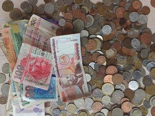 Lote monedas(2,5 kg) y billetes internacionales