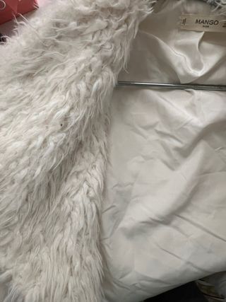 Chaqueta peluda blanca MANGO Talla L (es de niña)