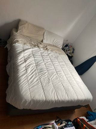 Somier cama colchón almohada edredón sábanas