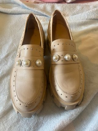 Zapatos planos nude perlas y tachuelas