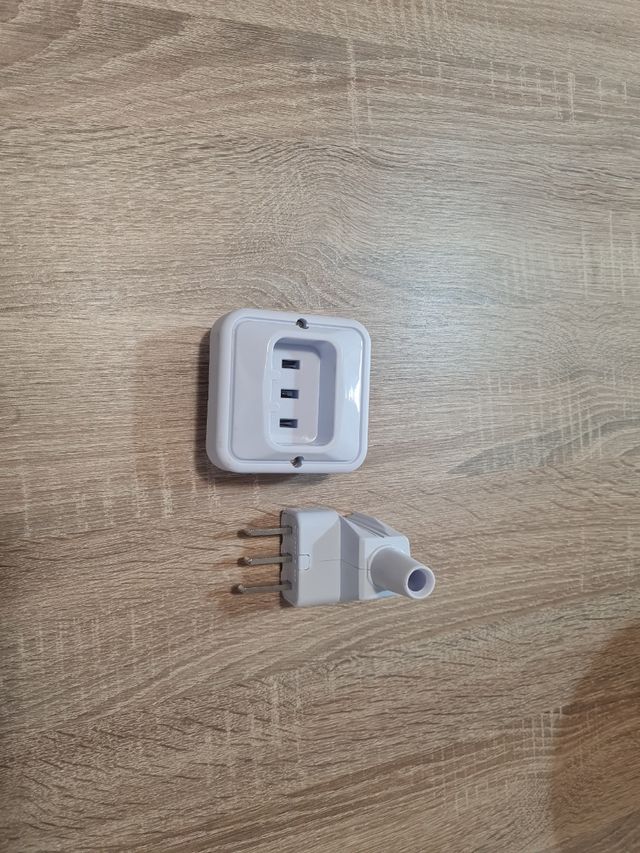 Enchufe y toma corriente trifásico