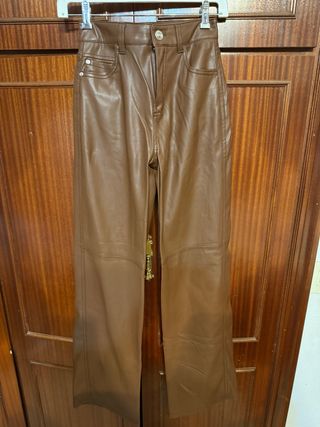 Pantalón efecto piel marrón