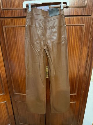 Pantalón efecto piel marrón