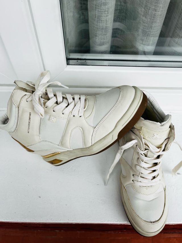 Zapatillas altas blancas y doradas
