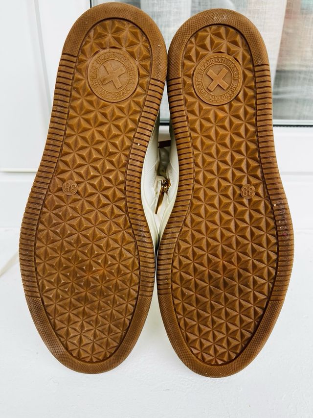 Zapatillas altas blancas y doradas