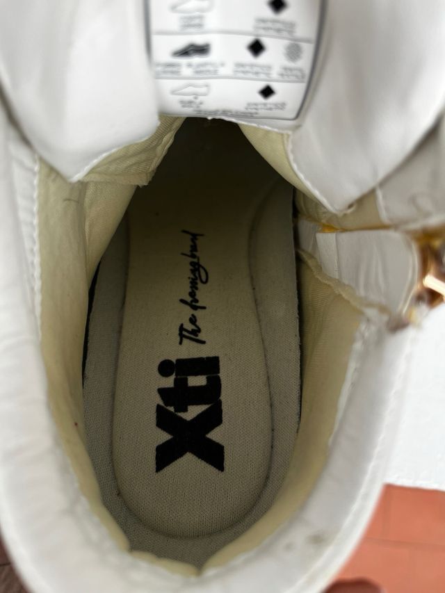 Zapatillas altas blancas y doradas