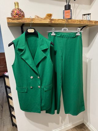 Tailleur verde giacca smanicata e pantaloni