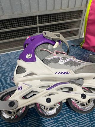 Patines en línea morados y blancos del 35