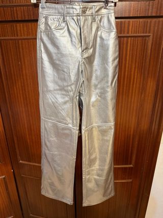 Pantalón cuero plateado