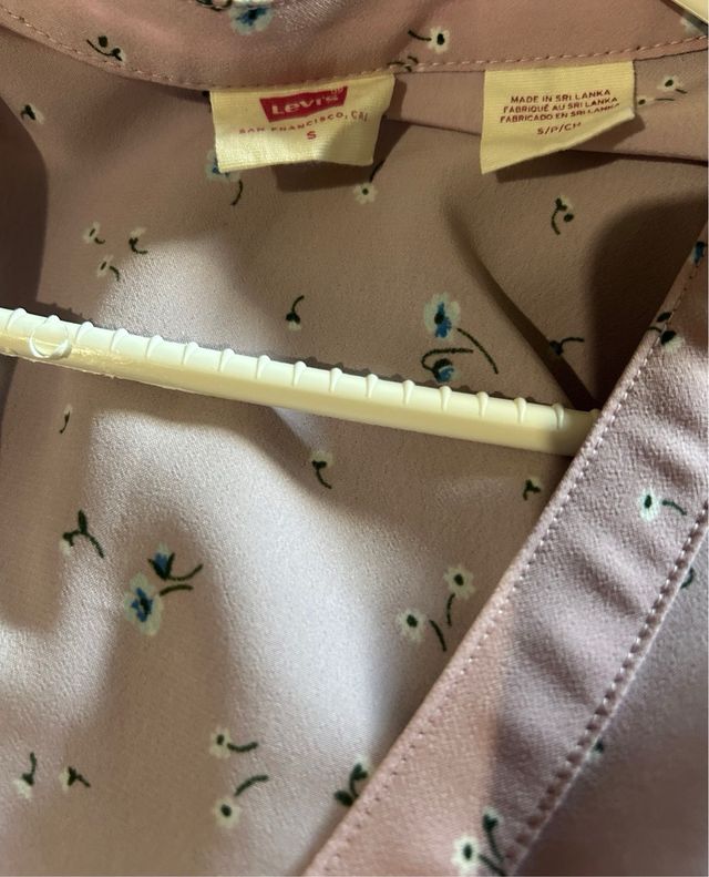 Blusa Levi's floral rosa talla S