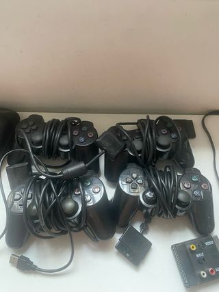 Consola PlayStation 2 con 4 mandos y juegos