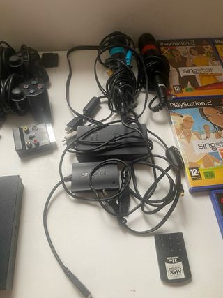 Consola PlayStation 2 con 4 mandos y juegos