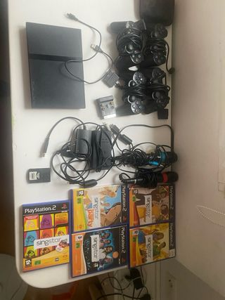 Consola PlayStation 2 con 4 mandos y juegos
