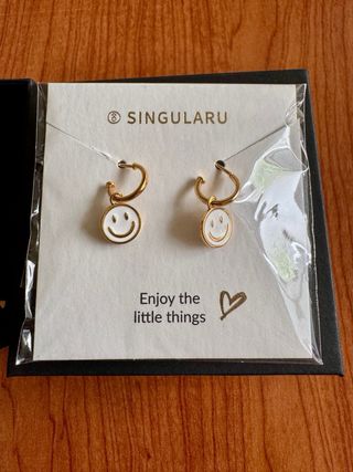 Pendientes Aro Smiley Dorados y Blancos