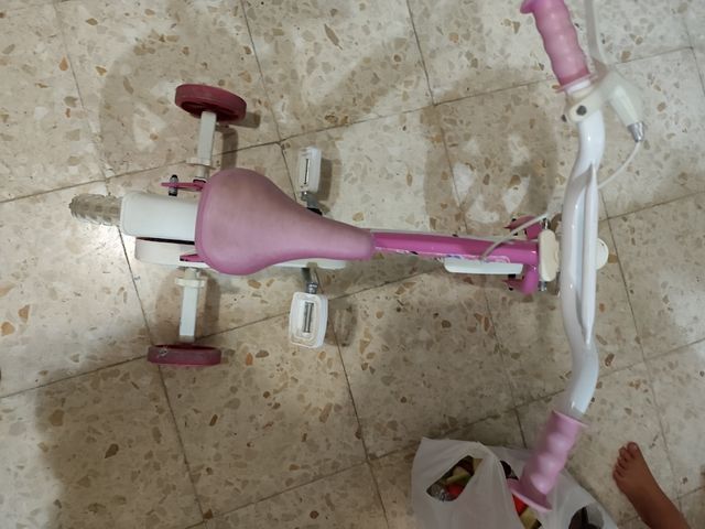 Bicicleta infantil rosa con ruedines