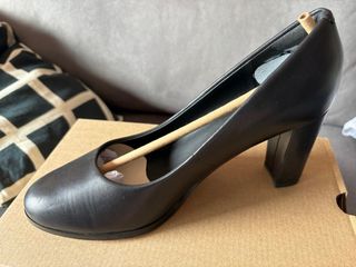 Zapatos de tacón de piel negros. 