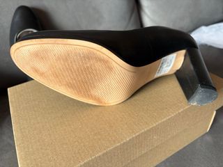 Zapatos de tacón de piel negros. 
