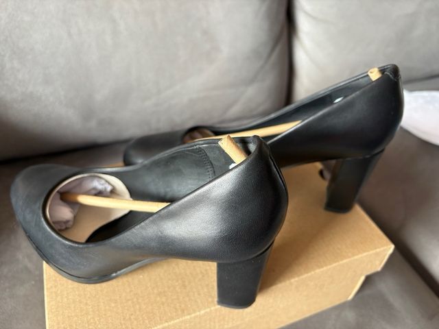 Zapatos de tacón de piel negros.