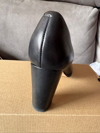 Zapatos de tacón de piel negros. 