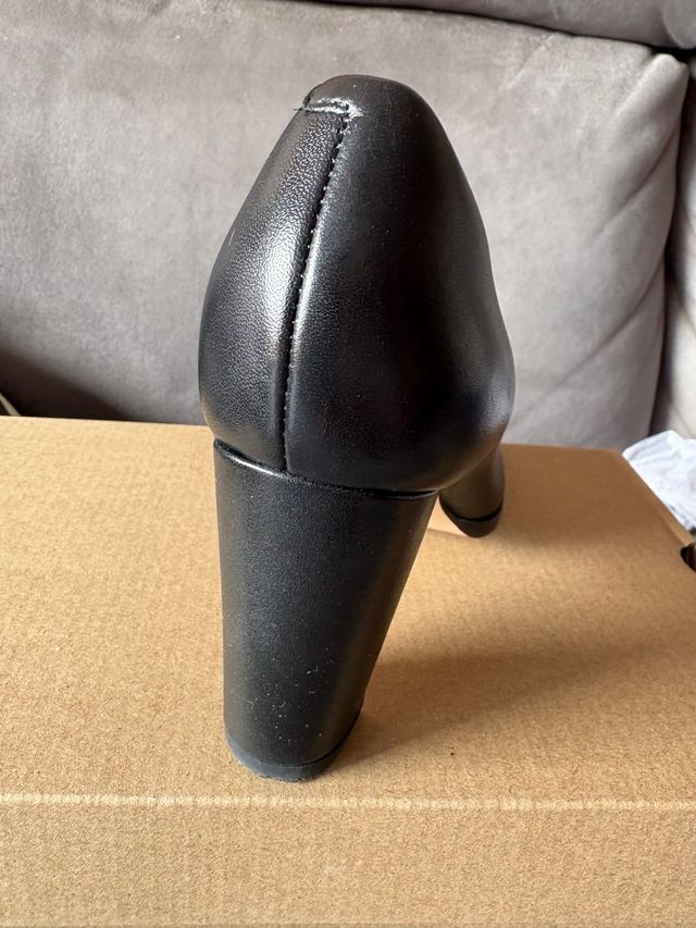 Zapatos de tacón de piel negros.