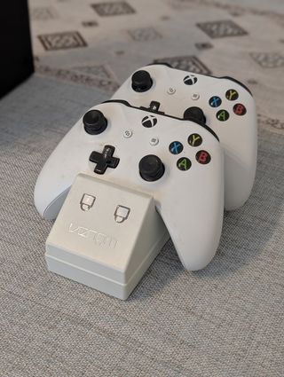 Xbox One S 1TB + 2 mandos