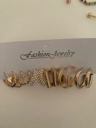 Pack de pendientes dorados y blancos