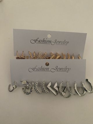 Pack de pendientes dorados y blancos