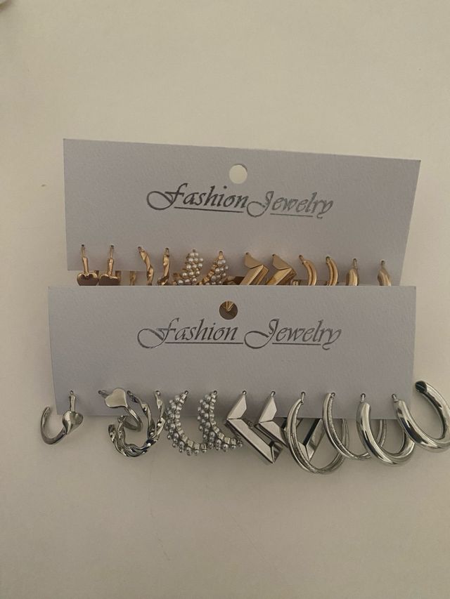 Pack de pendientes dorados y blancos