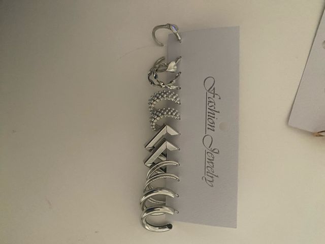 Pack de pendientes dorados y blancos