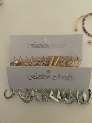 Pack de pendientes dorados y blancos