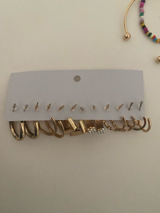 Pack de pendientes dorados y blancos