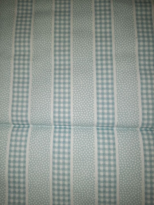 Dos edredones azul y blanco de tela, cama 80 cm