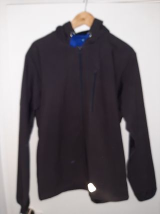 Chaqueta con capucha y cremallera