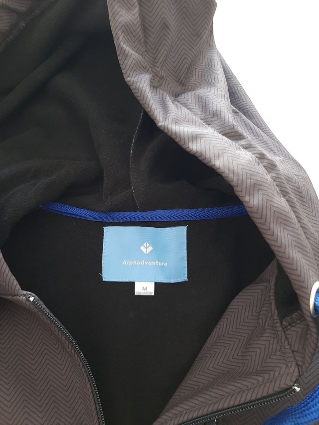 Chaqueta con capucha y cremallera