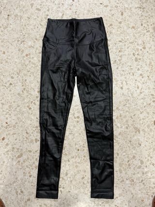 Pantalones SikSilk Rojos Talla M
Ropa por lote