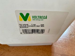 Jaula blanca para mascota con bebedero