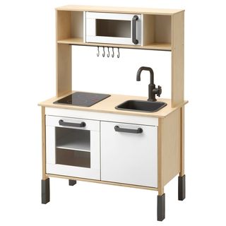 Cocinita de juguete. Menaje de regalo