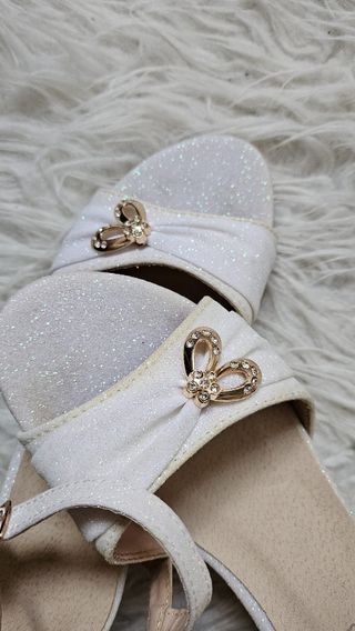 Tacones blancos con detalles dorados