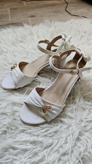 Tacones blancos con detalles dorados