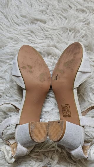 Tacones blancos con detalles dorados