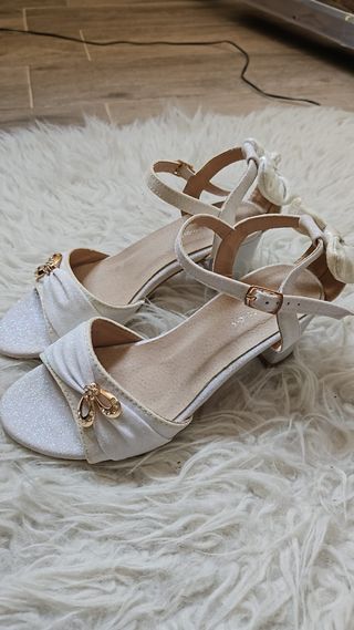 Tacones blancos con detalles dorados