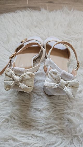 Tacones blancos con detalles dorados