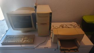 Equipo informático antiguo completo