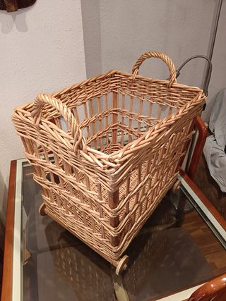 Cesta de mimbre con ruedas
