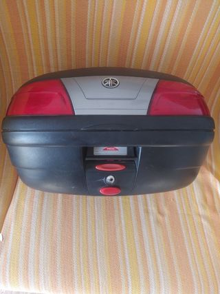 Baúl Moto Yamaha Negro y Rojo