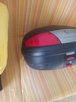 Baúl Moto Yamaha Negro y Rojo