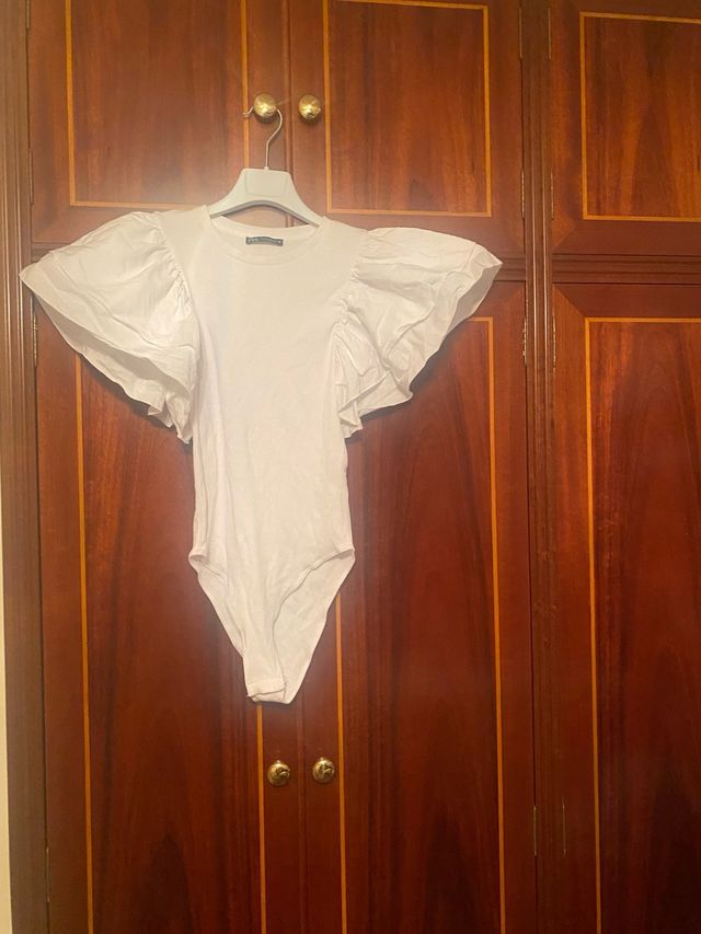 Body blanco con vistosas hombreras de tela