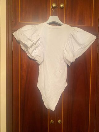 Body blanco con vistosas hombreras de tela