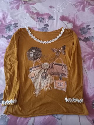 Camiseta vintage con encaje