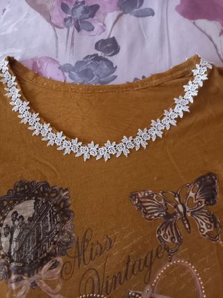 Camiseta vintage con encaje